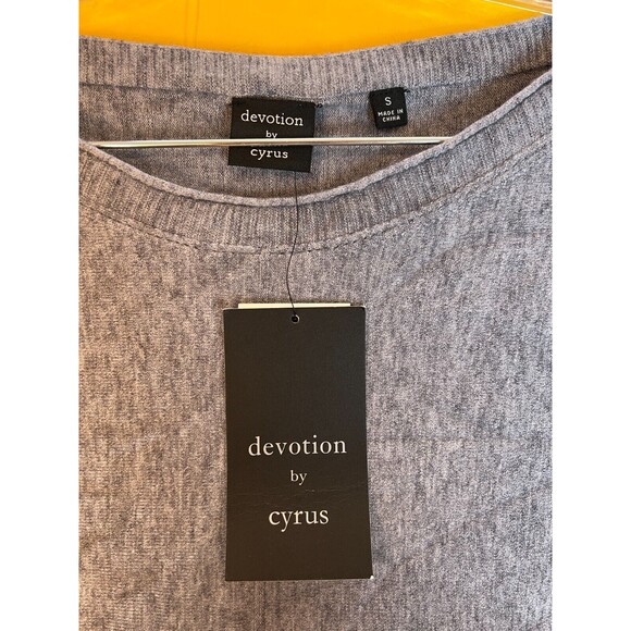 Devotion By Cyrus Pullover Sweater Womens S Grey Raw Hem Round Neck Cozy NWT - Picture 2 of 5